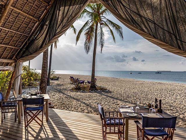 Fanjove Island Dining Area And View Over Beach <5Mb