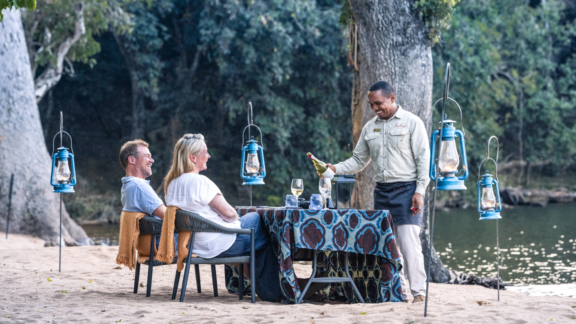 Lake Victoria, waiter serving drinks, table setup