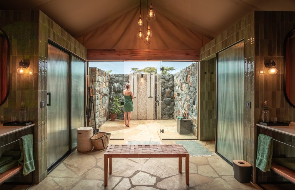 Douches extérieures jumelées au camp Naboisho, Mara Naboisho Conservancy, Kenya.