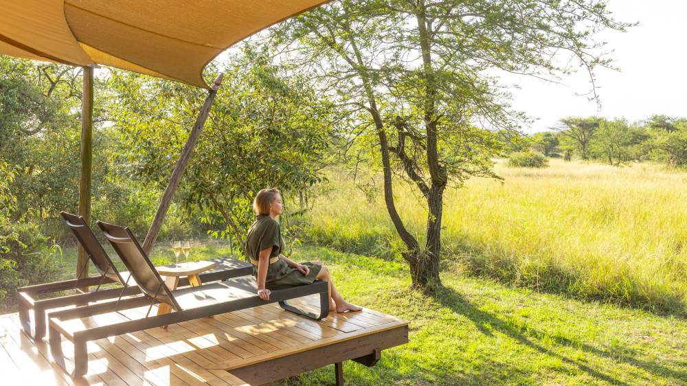 Chaises longues sur la terrasse privée du camp Sayari, parc national du Serengeti, Tanzanie.