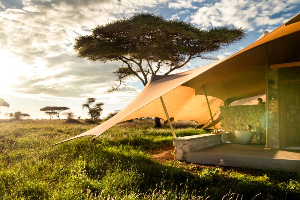 Un invité profite du bain extérieur privé dans les plaines de Namiri, dans le parc national du Serengeti, en Tanzanie.